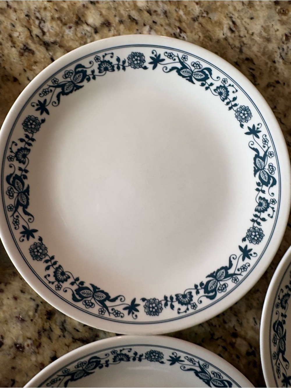Vintage Corelle “Old Town Blue” 8.5” plates- Set of 5 - Picture 5 of 8